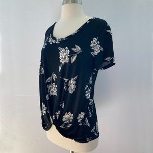 Candie’s black/white floral twist front short sleeve top, M